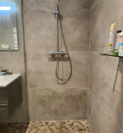 Privatunterkunft Chambre Dans Industriel Avec Jardin *